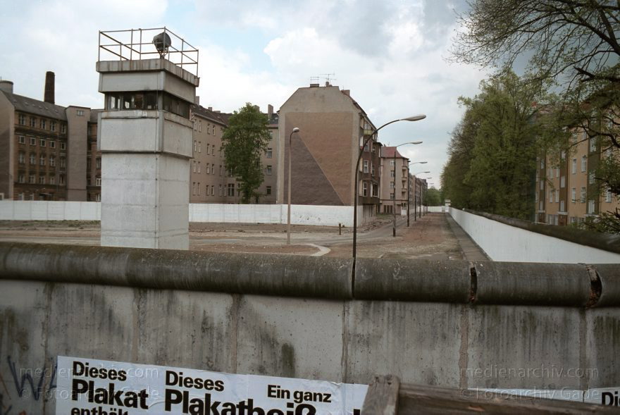 Berlin. Treptow. Berliner Mauer. Grenze der DDR
16. April 1990. Berlin. Neukölln. Treptow. Berliner Mauer (DDR Grenze) Wachturm
Schlüsselwörter: Berlin;berlin wall;Berliner Mauer;DDR;DDR Grenze;Deutschland;GDR;Germany;Grenze;Iron Curtain;Mauer;Neukölln;Ostberlin;Ostzone;Treptow;1990;Wachturm