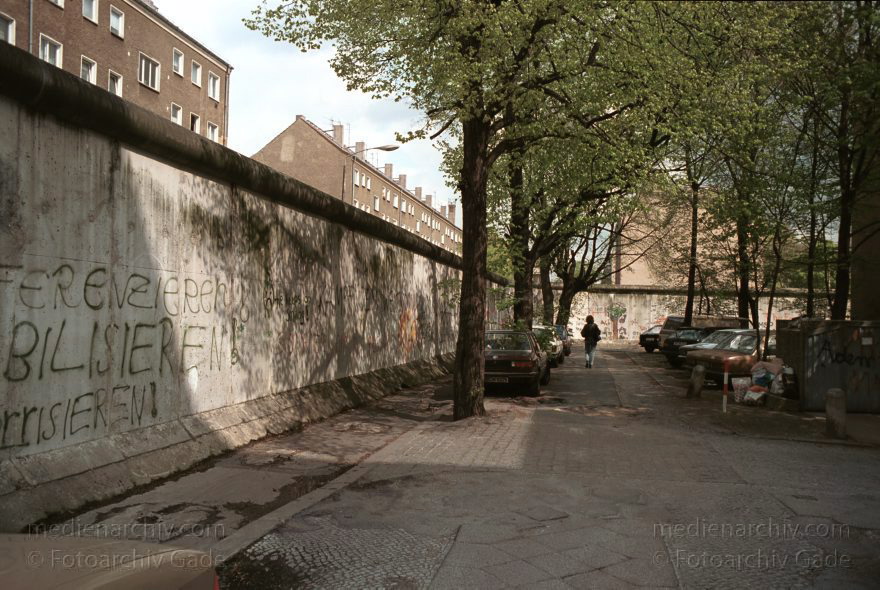Berlin. Treptow. Berliner Mauer. Grenze der DDR
16. April 1990. Berlin. Neukölln. Treptow. Berliner Mauer (DDR Grenze)
Schlüsselwörter: Berlin;berlin wall;Berliner Mauer;DDR;DDR Grenze;Deutschland;GDR;Germany;Grenze;Iron Curtain;Mauer;Neukölln;Ostberlin;Ostzone;1990;Treptow