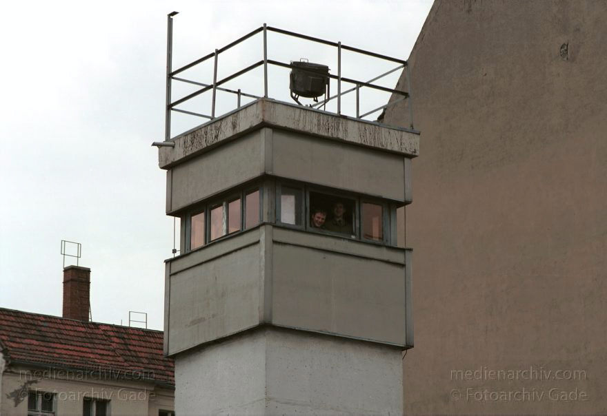 Berlin. Treptow. Berliner Mauer. Grenze der DDR
16. April 1990. Berlin. Neukölln. Treptow. Berliner Mauer (DDR Grenze) Wachturm
Schlüsselwörter: Berlin;berlin wall;Berliner Mauer;DDR;DDR Grenze;Deutschland;GDR;Germany;Grenze;Iron Curtain;Mauer;Neukölln;Ostberlin;Ostzone;Treptow;1990;Wachturm