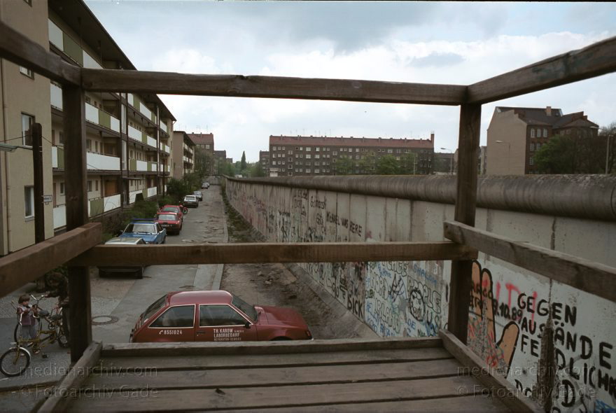 Berlin. Treptow. Berliner Mauer. Grenze der DDR
16. April 1990. Berlin. Neukölln. Treptow. Berliner Mauer (DDR Grenze) Aussichtsplattform
Schlüsselwörter: Berlin;berlin wall;Berliner Mauer;DDR;DDR Grenze;Deutschland;GDR;Germany;Grenze;Iron Curtain;Mauer;Neukölln;Ostberlin;Ostzone;1990;Treptow