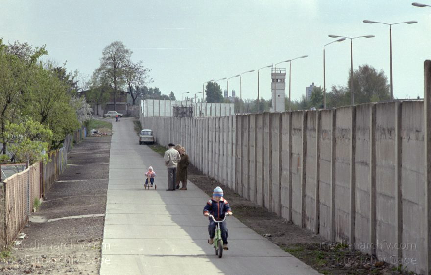 Berlin. Treptow. Berliner Mauer. DDR Grenze. Ostberlin
16. 4. 1990. Berlin. Treptow. Berliner Mauer. DDR Grenze. Ostberlin.
Schlüsselwörter: Berlin;Berlin Wall;Berliner Mauer;DDR;GDR;Germany;Grenze;Ostberlin;1990;Treptow