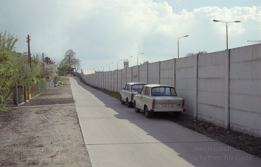 Berlin. Treptow. Berliner Mauer. DDR Grenze. Ostberlin
16. 4. 1990. Berlin. Treptow. Berliner Mauer. DDR Grenze. Ostberlin. Zwei Trabbis. Trabant. Autos
Schlüsselwörter: Berlin;berlin wall;Berliner Mauer;DDR;GDR;Germany;Grenze;Ostberlin;Trabant;Trabbi;1990;Treptow
