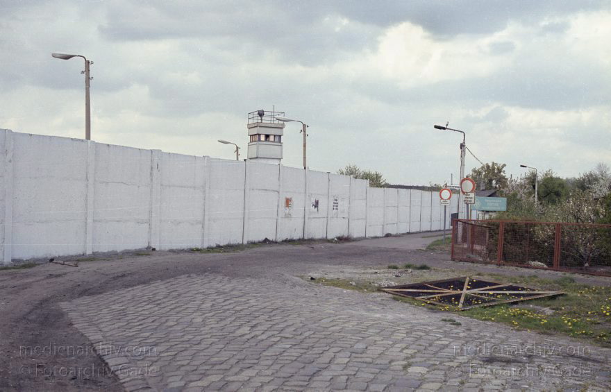 Berlin. Treptow. Berliner Mauer. DDR Grenze. Ostberlin
16. 4. 1990. Berlin. Treptow. Berliner Mauer. DDR Grenze. Ostberlin.
Schlüsselwörter: Berlin;berlin wall;Berliner Mauer;DDR;GDR;Germany;Grenze;Ostberlin;Treptow;1990;Wachturm