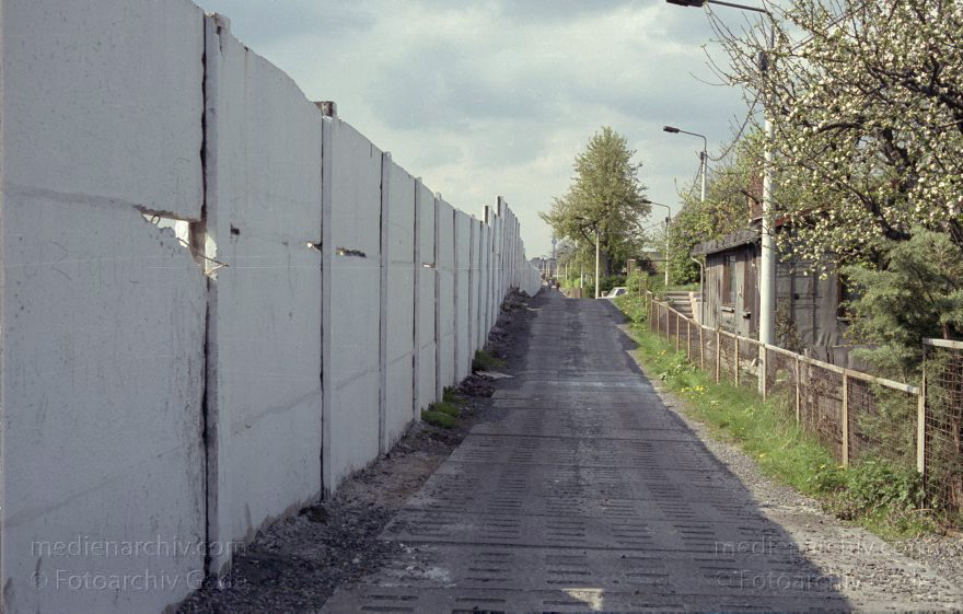 Berlin. Treptow. Berliner Mauer. DDR Grenze. Ostberlin
16. 4. 1990. Berlin. Treptow. Berliner Mauer. DDR Grenze. Ostberlin.
Schlüsselwörter: Berlin;Berlin Wall;Berliner Mauer;DDR;GDR;Germany;Grenze;Ostberlin;1990;Treptow