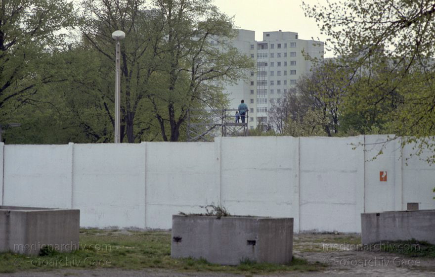 Berlin. Treptow. Berliner Mauer. DDR Grenze. Ostberlin
16. 4. 1990. Berlin. Treptow. Berliner Mauer. DDR Grenze. Ostberlin.
Schlüsselwörter: Berlin;Berlin Wall;Berliner Mauer;DDR;GDR;Germany;Grenze;Ostberlin;1990;Treptow