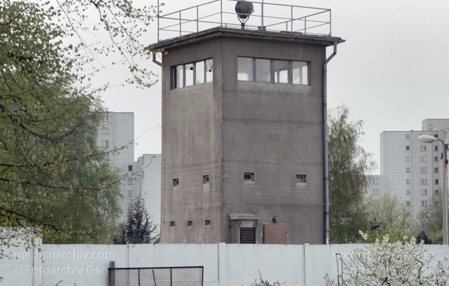 Berlin. Treptow. Berliner Mauer. DDR Grenze. Ostberlin. Wachturm
16. 4. 1990. Berlin. Treptow. Berliner Mauer. DDR Grenze. Ostberlin. Wachturm
Schlüsselwörter: Berlin;berlin wall;Berliner Mauer;DDR;GDR;Germany;Grenze;Ostberlin;Treptow;1990;Wachturm