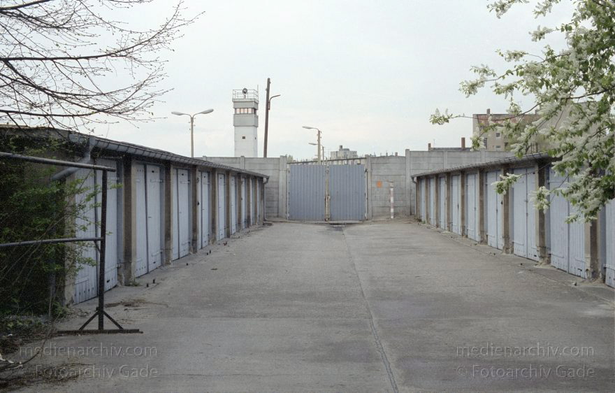 Berlin. Treptow. Berliner Mauer. DDR Grenze. Ostberlin. Garagen
16. 4. 1990. Berlin. Treptow. Berliner Mauer. DDR Grenze. Ostberlin. Garagen an der MAuer. Wachturm
Schlüsselwörter: Berlin;berlin wall;Berliner Mauer;DDR;Garagen;GDR;Germany;Grenze;Ostberlin;Treptow;1990;Wachturm