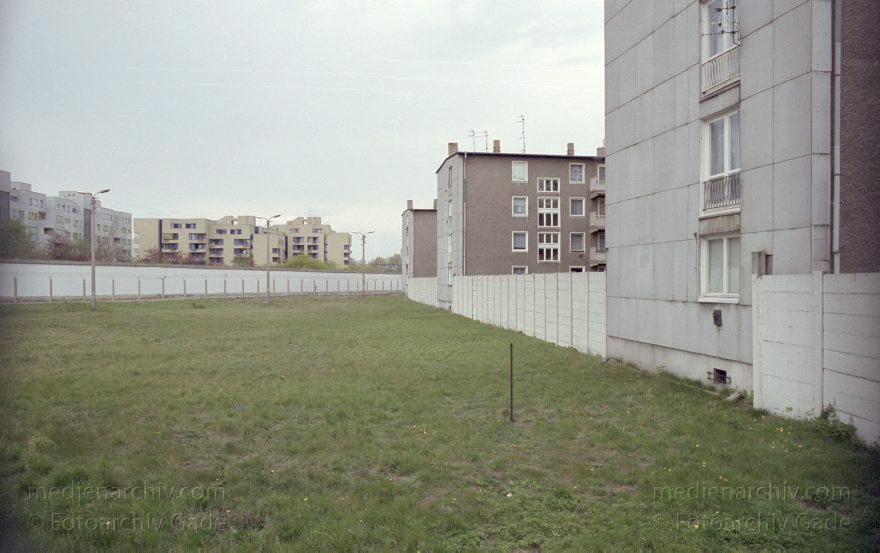 Berlin. Treptow. Berliner Mauer. DDR Grenze. Ostberlin
16. 4. 1990. Berlin. Treptow. Berliner Mauer. DDR Grenze. Ostberlin.
Schlüsselwörter: Berlin;Berlin Wall;Berliner Mauer;DDR;GDR;Germany;Grenze;Ostberlin;1990;Treptow