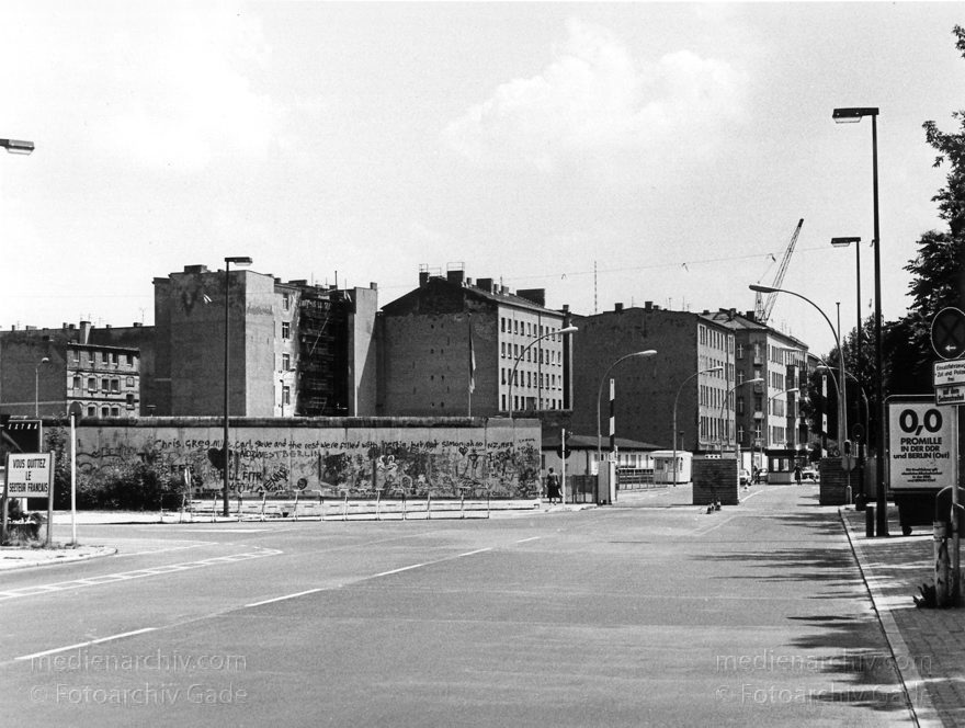 Berliner Mauer zwischen Reichstag und Brandenburger Tor
11. 5. 1990. Berlin. Ehemalige DDR Grenze. Berliner Mauer zwischen Reichstag und Brandenburger Tor. Fluss Spree. Schiffbauerdamm
Schlüsselwörter: Berlin;berlin wall;Berliner Mauer;ChausseStraße;DDR;DDR Grenze;Deutsche Demokratische Republik;Deutschland;GDR;Germany;Grenze;Grenzübergang;iron curtain;Liesen straße;Mitte;Ostberlin;1990;Ostzone