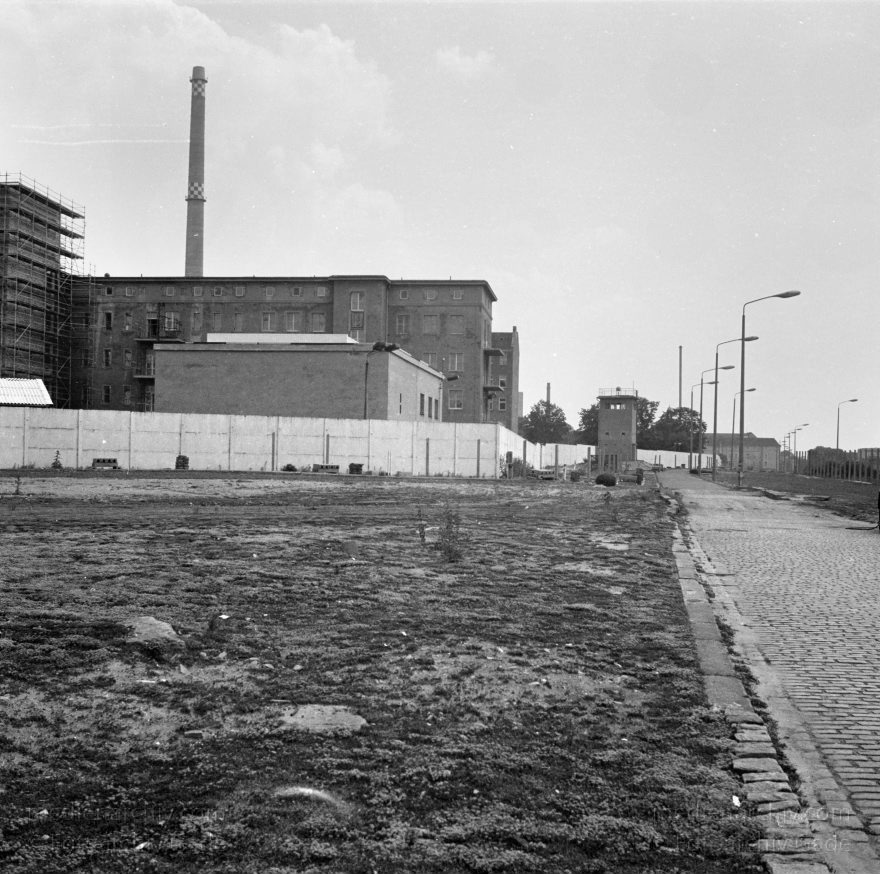 Berlin. Berliner Mauer
12. 6. 1990. Berlin. Mitte. Berliner Mauer. Ehemalige DDR Grenze zwischen Mitte und Wedding zwischen der Boysenstraße und dem Hohenzollernkanal.
Schlüsselwörter: Berlin;berlin wall;Berliner Mauer;DDR;GDR;Germany;Grenze;Mitte;Ostberlin;1990;Wedding