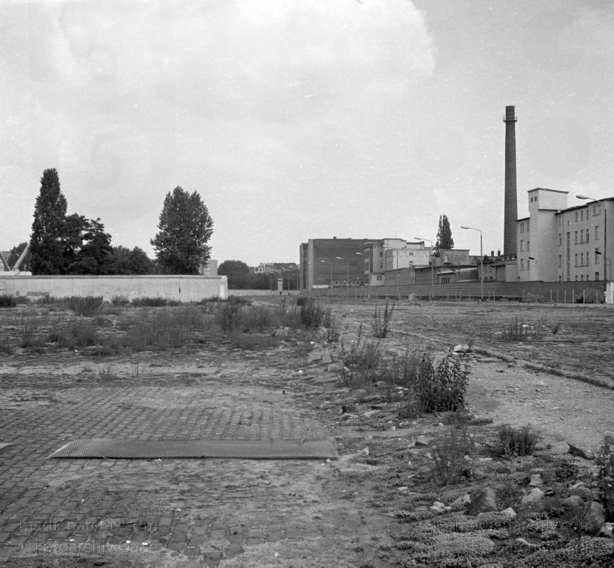 Berlin. Berliner Mauer
12. 6. 1990. Berlin. Mitte. Berliner Mauer. Ehemalige DDR Grenze zwischen Mitte und Wedding zwischen der Boysenstraße und dem Hohenzollernkanal.
Schlüsselwörter: Berlin;berlin wall;Berliner Mauer;DDR;GDR;Germany;Grenze;Mitte;Ostberlin;1990;Wedding