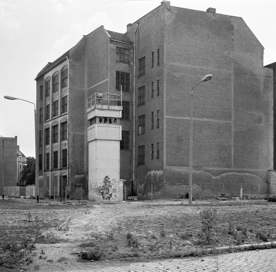 Berlin. Berliner Mauer
12. 6. 1990. Berlin. Mitte. Berliner Mauer. Ehemalige DDR Grenze zwischen Mitte und Wedding zwischen der Boysenstraße und dem Hohenzollernkanal. Wachturm
Schlüsselwörter: Berlin;berlin wall;Berliner Mauer;DDR;GDR;Germany;Grenze;Mitte;Ostberlin;Wachturm;1990;Wedding