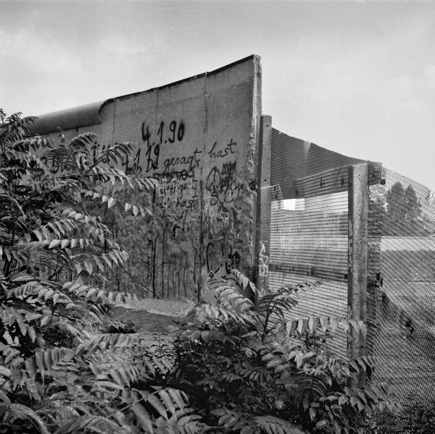 Berlin. Berliner Mauer
12. 6. 1990. Berlin. Mitte. Berliner Mauer. Ehemalige DDR Grenze zwischen Mitte und Wedding zwischen der Boysenstraße und dem Hohenzollernkanal.
Schlüsselwörter: Berlin;berlin wall;Berliner Mauer;DDR;GDR;Germany;Grenze;Mitte;Ostberlin;1990;Wedding
