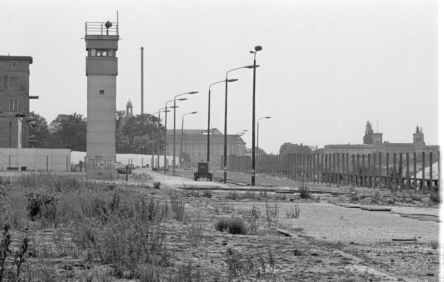 Berlin. Berliner Mauer
12. 6. 1990. Berlin. Mitte. Berliner Mauer. Ehemalige DDR Grenze zwischen Mitte und Wedding zwischen der Boysenstraße und dem Hohenzollernkanal. Wachturm
Schlüsselwörter: Berlin;berlin wall;Berliner Mauer;DDR;GDR;Germany;Grenze;Mitte;Ostberlin;Wachturm;1990;Wedding