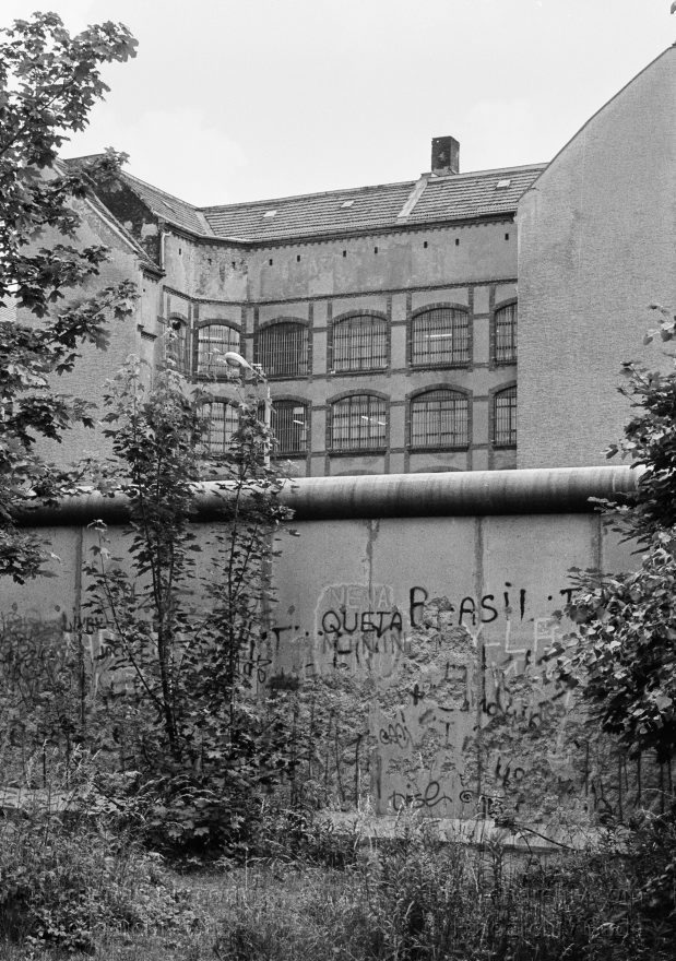 Berlin. Berliner Mauer
12. 6. 1990. Berlin. Mitte. Berliner Mauer. Ehemalige DDR Grenze zwischen Mitte und Wedding zwischen der Boysenstraße und dem Hohenzollernkanal.
Schlüsselwörter: Berlin;berlin wall;Berliner Mauer;DDR;GDR;Germany;Grenze;Mitte;Ostberlin;1990;Wedding