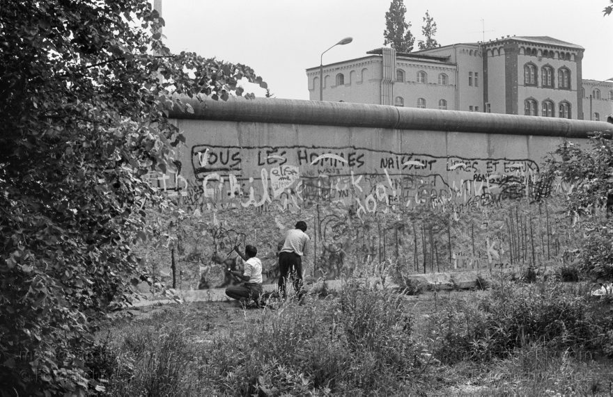 Berlin. Berliner Mauer
12. 6. 1990. Berlin. Mitte. Berliner Mauer. Ehemalige DDR Grenze zwischen Mitte und Wedding zwischen der Boysenstraße und dem Hohenzollernkanal. Mauerspecht
Schlüsselwörter: Berlin;berlin wall;Berliner Mauer;DDR;GDR;Germany;Grenze;Mauerspecht;Mitte;Ostberlin;1990;Wedding