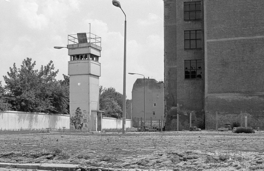 Berlin. Berliner Mauer
12. 6. 1990. Berlin. Mitte. Berliner Mauer. Ehemalige DDR Grenze zwischen Mitte und Wedding zwischen der Boysenstraße und dem Hohenzollernkanal. Wachturm
Schlüsselwörter: Berlin;berlin wall;Berliner Mauer;DDR;GDR;Germany;Grenze;Mitte;Ostberlin;Wachturm;1990;Wedding