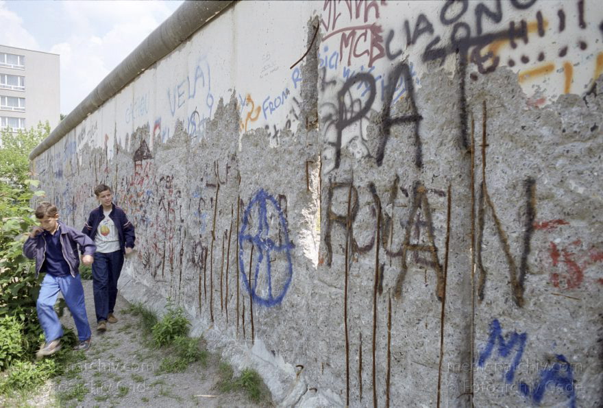Berlin. Zwei Jungen an der Berliner Mauer
12. 6. 1990. Berlin. Mitte. Berliner Mauer. Ehemalige DDR Grenze zwischen Mitte und Wedding zwischen der Boysenstraße und dem Hohenzollernkanal. Zwei Jungen
Schlüsselwörter: Berlin;berlin wall;Berliner Mauer;DDR;GDR;Germany;Grenze;Jungen;Kinder;Mitte;Ostberlin;1990;Wedding