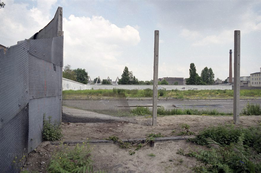 Berlin. Berliner Mauer
12. 6. 1990. Berlin. Mitte. Berliner Mauer. Ehemalige DDR Grenze zwischen Mitte und Wedding zwischen der Boysenstraße und dem Hohenzollernkanal.
Schlüsselwörter: Berlin;berlin wall;Berliner Mauer;DDR;GDR;Germany;Grenze;Mitte;Ostberlin;1990;Wedding