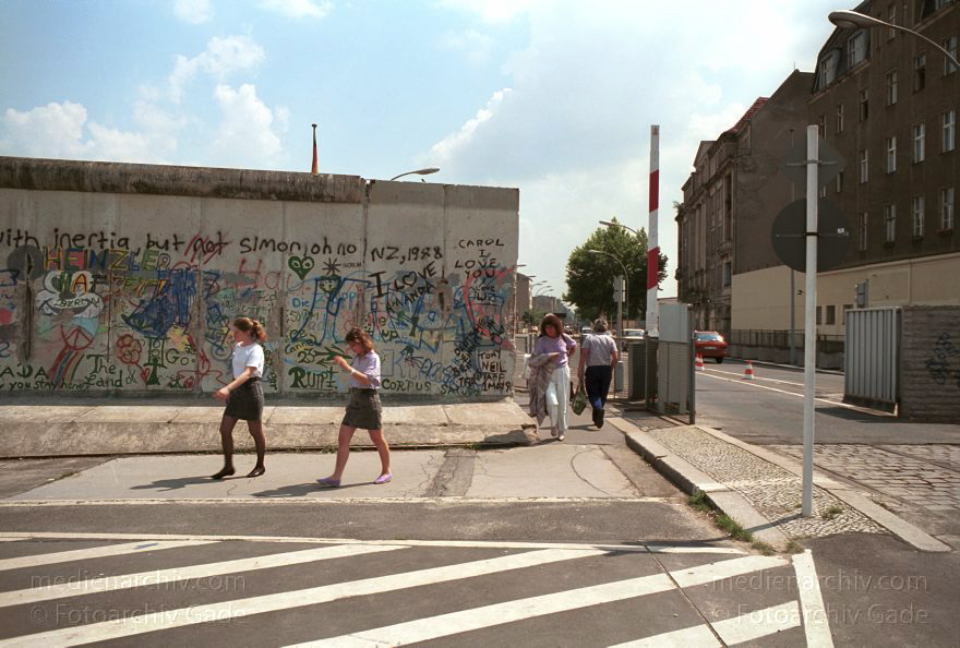 Berlin. Wedding. DDR. Berliner Mauer
15. Juni 1990. Berlin. Mitte. Wedding. DDR. Grenzübergang an der Chausseestraße Liesenstraße
Schlüsselwörter: Berlin;berlin wall;Berliner Mauer;Chausseestraße;DDR;DDR Grenze;Deutsche Demokratische Republik;Deutschland;GDR;Germany;Grenze;iron curtain;Mauer;Mitte;Ostberlin;1990;Ostzone