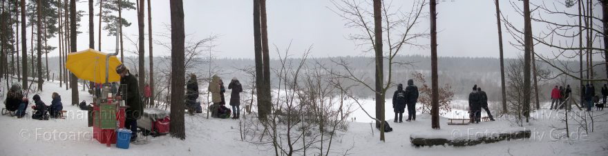 Berlin. Wilmersdorf. Grunewald. Winter. Schnee. Wald. Ein ambulanter Teestand an der verschneiten Kieskuhle
17. 1. 2010. Berlin. Wilmersdorf. Grunewald. Winter. Schnee. Wald. Ein ambulanter Teestand an der verschneiten Kieskuhle. (Panorama aus vier Fotos)
Schlüsselwörter: Berlin;Deutschland;Germany;Grunewald;Panorama;Schnee;Wilmersdorf;Winter;2010;Wintersport