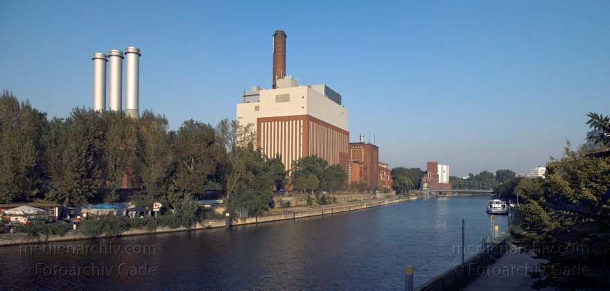 Berlin. Kraftwerk Charlottenburg Spree. Bewag, Vattenfall.
6. Oktober 2005. Berlin. Kraftwerk Charlottenburg am Fluß. Fluss Spree. Bewag, Vattenfall.
Schlüsselwörter: Berlin;Bewag;Charlottenburg;Deutschland;Fluss;Germany;Kraftwerk;Panorama;Spree;2005;Vattenfall