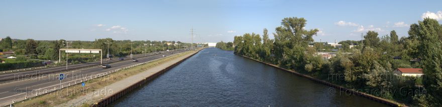 Berlin. Charlottenburg. Blick von der Brücke Goerdeler Steg. Goerdelersteg zur Autobahn , auf den Westhafenkanal und zum Westhafen.
August 2009. Berlin. Charlottenburg. Blick von der Brücke Goerdeler Steg. Goerdelersteg zur Autobahn 100, auf den Westhafenkanal und zum Westhafen.
Schlüsselwörter: Autobahn;Berlin;Charlottenburg;Deutschland;Germany;Panorama;2009;Westhafenkanal