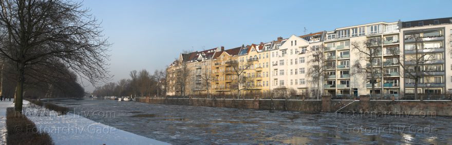 Berlin. Schlosspark im Winter. Schnee. Eis
23. 1. 2010. Berlin. Charlottenburg. Schlosspark im Winter. Schnee. Eis. Kälte. Frieren. Spree mit Eisschollen am Bonhöffer-Ufer
Schlüsselwörter: Berlin;Bonhöffer-Ufer;Charlottenburg;Deutschland;Eis;Eisschollen;Fluss;Germany;Panorama;Schnee;Spree;2010;Winter