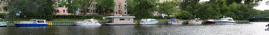 Berlin. Charlottenburg. Spree. Anlegestelle für Sportboote am Charlottenburger Ufer
12. 6. 2011. Berlin. Charlottenburg. Am Fluss Spree. Anlegestelle für Sportboote am Charlottenburger Ufer. Panorama
Schlüsselwörter: Anlegestelle;Berlin;Charlottenburg;Charlottenburger Ufer;Deutschland;Fluss;Germany;Panorama;Sportboote;2011;Spree