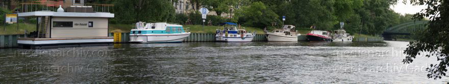 Berlin. Charlottenburg. Spree. Anlegestelle für Sportboote am Charlottenburger Ufer
12. 6. 2011. Berlin. Charlottenburg. Am Fluss Spree. Anlegestelle für Sportboote am Charlottenburger Ufer. Panorama
Schlüsselwörter: Anlegestelle;Berlin;Charlottenburg;Charlottenburger Ufer;Deutschland;Fluss;Germany;Panorama;Sportboote;2011;Spree