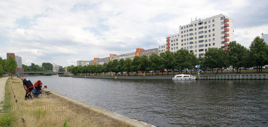 Berlin. Tiergarten. Moabit. Spree. vom spreeseitigen Ufer in Charlottenburg.
12. 6. 2011. Berlin. Mitte. Tiergarten. Moabit. Am Fluss Spree. vom spreeseitigen Ufer in Charlottenburg.
Schlüsselwörter: Berlin;Charlottenburg;Deutschland;Germany;Mitte;Moabit;Panorama;Spree;2011;Tiergarten