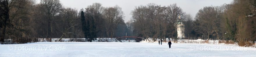 Berlin. Charlottenburg. Schlosspark. Winter
23. 1. 2010. Berlin. Charlottenburg. Schlosspark im Winter. zugefrorener Karpfenteich. Belvedere. Schnee. Eis. Kälte. Frieren.
Schlüsselwörter: 2010;Belvedere;Berlin;Charlottenburg;Deutschland;Eis;Germany;Karpfenteich;Panorama;Schlosspark;Schnee;Winter