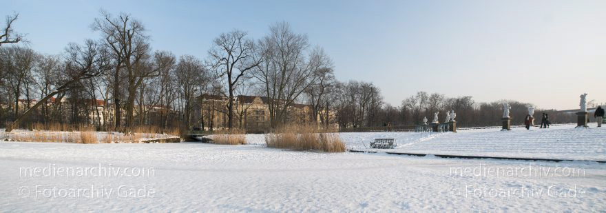 Berlin. Charlottenburg. Schlosspark. Winter
23. 1. 2010. Berlin. Charlottenburg. Schlosspark im Winter. zugefrorener Karpfenteich. Schnee. Eis. Kälte. Frieren.
Schlüsselwörter: 2010;Berlin;Charlottenburg;Deutschland;Eis;Germany;Karpfenteich;Panorama;Schlosspark;Schnee;Winter