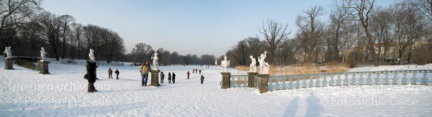 Berlin. Charlottenburg. Schlosspark. Winter
23. 1. 2010. Berlin. Charlottenburg. Schlosspark im Winter. zugefrorener Karpfenteich. Schnee. Eis. Kälte. Frieren.
Schlüsselwörter: 2010;Berlin;Charlottenburg;Deutschland;Eis;Germany;Karpfenteich;Panorama;Schlosspark;Schnee;Winter
