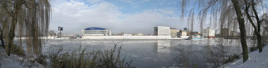 Berlin. Friedrichshain-Kreuzberg. Der Spree ist zugefroren. Winter
31. 1. 2010. Berlin. Friedrichshain-Kreuzberg. Der Fluss Spree ist zugefroren. Winter. O2 World.
Schlüsselwörter: Berlin;Deutschland;Eis;Fluss;Friedrichshain;Germany;Kreuzberg;O2 World;Panorama;Schnee;Spree;2010;Winter