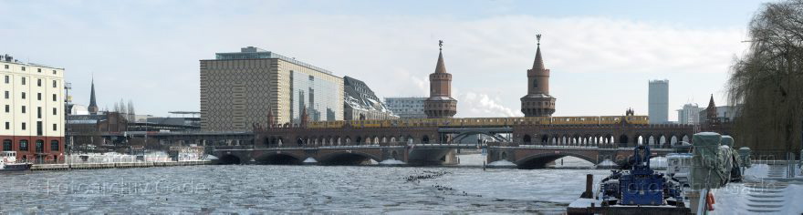 Berlin. Friedrichshain-Kreuzberg. Der Spree ist zugefroren. Winter
31. 1. 2010. Berlin. Friedrichshain-Kreuzberg. Der Fluss Spree ist zugefroren. Winter. Die Oberbaumbrücke über die Spree verbindet Kreuzberg und Friedrichshain
Schlüsselwörter: 2010;Berlin;Deutschland;Eis;Fluss;Friedrichshain;Germany;Kreuzberg;Oberbaumbrücke;Panorama;Schnee;Spree;Winter