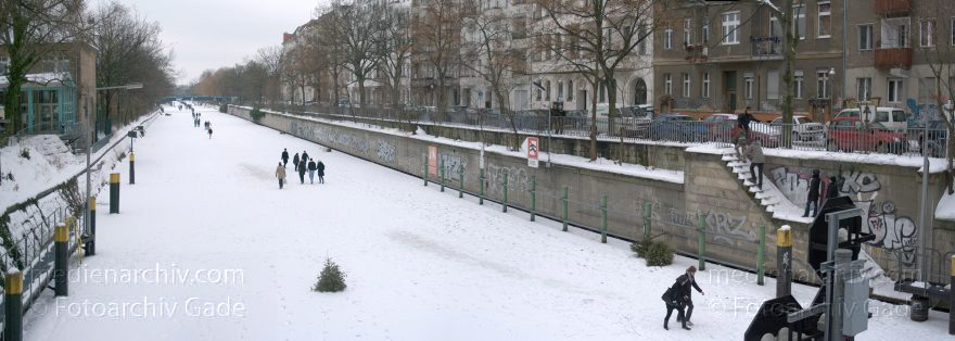 Berlin. Kreuzberg. Der Landwehrkanal am Heckmannufer ist zugefroren. Winter. Leute laufen auf dem Eis. (Composing)
31. 1. 2010. Berlin. Kreuzberg. Der Landwehrkanal am Heckmannufer ist zugefroren. Winter. Leute laufen auf dem Eis. (Composing)
Schlüsselwörter: 2010;Berlin;Deutschland;Eis;Germany;Heckmannufer;Kreuzberg;Landwerkanal;Panorama;Schnee;Winter