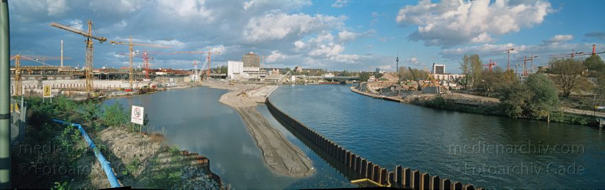 Berlin. Tiergarten. Baustelle am Lehrter Bahnhof. Spree.
1998. Berlin. Tiergarten. Baustelle am Lehrter Bahnhof. Fluss Spree.
Schlüsselwörter: Berlin;Deutschland;Germany;Hauptbahnhof;Lehrter Bahnhof;Panorama;Spree;1998;Tiergarten