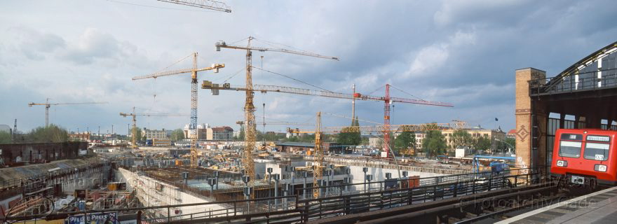 Berlin. Tiergarten. Baustelle am Lehrter Bahnhof
April 1999. Berlin. Tiergarten. Baustelle am Lehrter Bahnhof
Schlüsselwörter: Bahnverkehr;Berlin;Deutschland;Germany;Lehrter Bahnhof;Lehrter Stadtbahnhof;Panorama;S-Bahn;Schienenverkehr;1999;Tiergarten