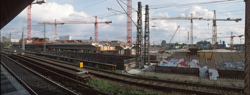 Berlin. Tiergarten. Baustelle am Lehrter Bahnhof
April 1999. Berlin. Tiergarten. Baustelle am Lehrter Bahnhof
Schlüsselwörter: Bahnverkehr;Berlin;Deutschland;Germany;Lehrter Bahnhof;Lehrter Stadtbahnhof;Panorama;S-Bahn;Schienenverkehr;1999;Tiergarten