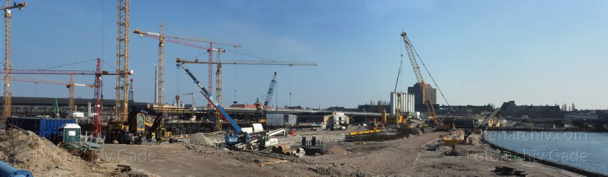 Berlin. Tiergarten. Baustelle am Lehrter Bahnhof. Enstehung des. Berliner Hauptbahnhofs. Spreebogen. Spree
4. 10. 2000. Berlin. Tiergarten. Baustelle am Lehrter Bahnhof. Enstehung des Berliner Hauptbahnhofs. Spreebogen. Fluss Spree
Schlüsselwörter: Baustelle;Berlin;Deutschland;Germany;Hauptbahnhof;Lehrter Bahnhof;Panorama;2000;Tiergarten