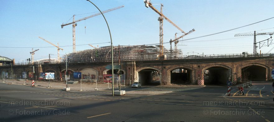 Berlin. Tiergarten. Baustelle am Lehrter Bahnhof
März 2002. Berlin. Tiergarten. Baustelle am Lehrter Bahnhof. Hier entsteht der Berliner Hauptbahnhof.
Schlüsselwörter: Berlin;Deutschland;Germany;Hauptbahnhof;Lehrter Bahnhof;Panorama;2002;Tiergarten