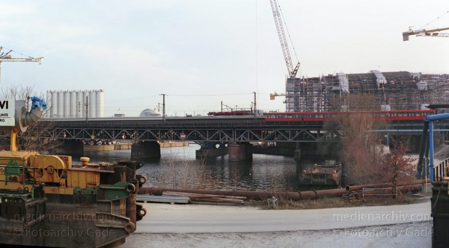 Berlin. Tiergarten. Baustelle am Lehrter Bahnhof
März 2002. Berlin. Tiergarten. Baustelle am Lehrter Bahnhof. Hier entsteht der Berliner Hauptbahnhof.
Schlüsselwörter: Baustelle;Berlin;Deutschland;Germany;Hauptbahnhof;Lehrter Bahnhof;Panorama;2002;Tiergarten