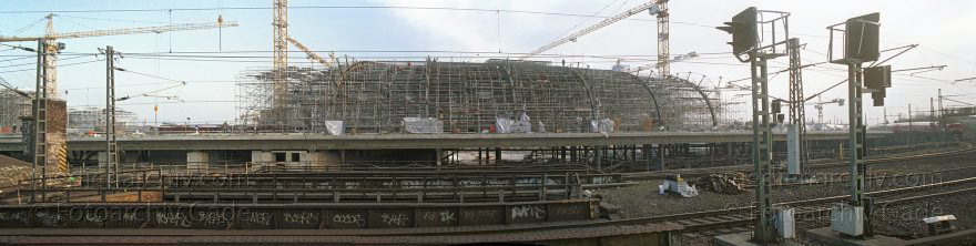 Berlin. Tiergarten. Baustelle am Lehrter Bahnhof
März 2002. Berlin. Tiergarten. Baustelle am Lehrter Bahnhof. Hier entsteht der Berliner Hauptbahnhof.
Schlüsselwörter: Berlin;Deutschland;Germany;Hauptbahnhof;Lehrter Bahnhof;Panorama;2002;Tiergarten