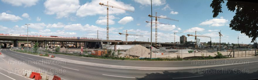 Berlin. Tiergarten. Baustelle am Lehrter Bahnhof
März 2002. Berlin. Tiergarten. Baustelle am Lehrter Bahnhof. Hier entsteht der Berliner Hauptbahnhof.
Schlüsselwörter: Berlin;Deutschland;Germany;Hauptbahnhof;Lehrter Bahnhof;Panorama;2002;Tiergarten