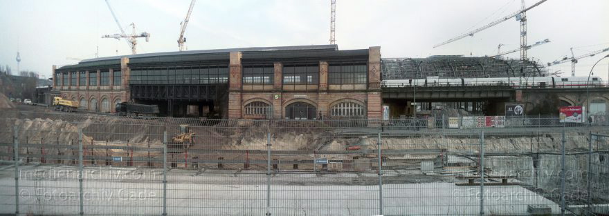 Berlin. Tiergarten. Baustelle am Lehrter Bahnhof
März 2002. Berlin. Tiergarten. Baustelle am Lehrter Bahnhof. Hier entsteht der Berliner Hauptbahnhof.
Schlüsselwörter: Berlin;Deutschland;Germany;Hauptbahnhof;Lehrter Bahnhof;Panorama;2002;Tiergarten