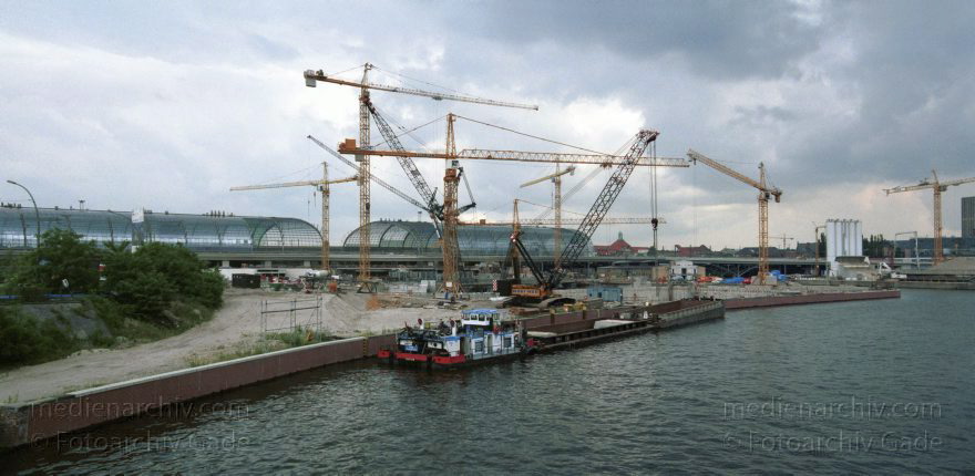 Berlin. Tiergarten. Baustelle am Lehrter Bahnhof. Hauptbahnhof. Spreebogen. Spree
6. 7. 2002. Berlin. Tiergarten. Baustelle am Lehrter Bahnhof. Hier entsteht der Berliner Hauptbahnhof. Spreebogen. Fluss Spree
Schlüsselwörter: Berlin;Deutschland;Fluss;Germany;Lehrter Bahnhof;Panorama;Spree;2002;Tiergarten