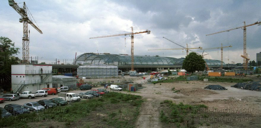 Berlin. Tiergarten. Baustelle am Lehrter Bahnhof. Hauptbahnhof. Spreebogen. Spree
6. 7. 2002. Berlin. Tiergarten. Baustelle am Lehrter Bahnhof. Hier entsteht der Berliner Hauptbahnhof.
Schlüsselwörter: Berlin;Deutschland;Germany;Lehrter Bahnhof;Panorama;2002;Tiergarten