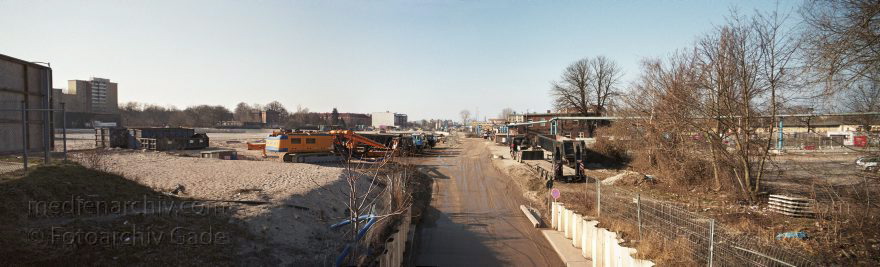 Berlin. Tiergarten. Am Lehrter Bahnhof. Baustelle. Berliner Hauptbahnhof.
15. 3. 2003. Berlin. Tiergarten. Am Lehrter Bahnhof. Baustelle Berliner Hauptbahnhof.
Schlüsselwörter: Baustelle;Berlin;Deutschland;Germany;Lehrter Bahnhof;Panorama;2003;Tiergarten