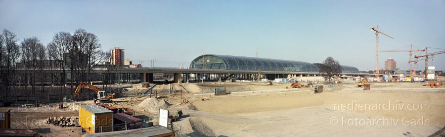Berlin. Tiergarten. Am Lehrter Bahnhof. Baustelle. Berliner Hauptbahnhof.
15. 3. 2003. Berlin. Tiergarten. Am Lehrter Bahnhof. Baustelle Berliner Hauptbahnhof.
Schlüsselwörter: Baustelle;Berlin;Deutschland;Germany;Hauptbahnhof;Lehrter Bahnhof;Panorama;2003;Tiergarten